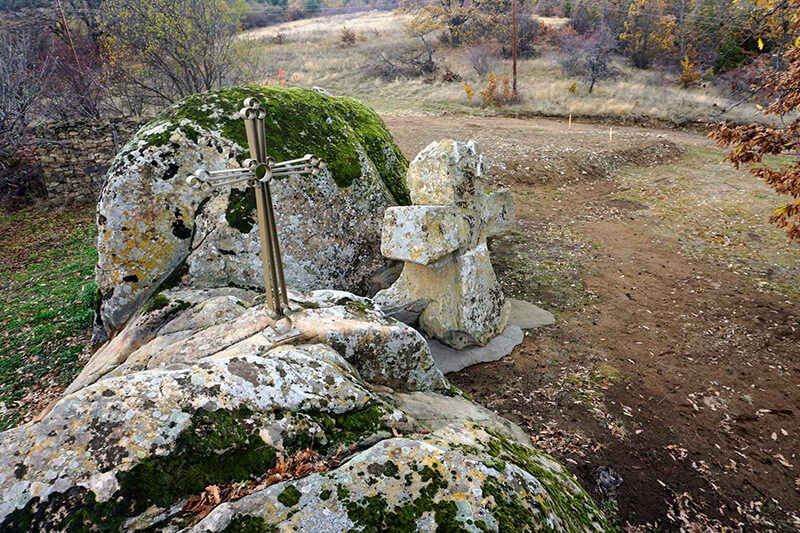най-големият каменен кръст в българия